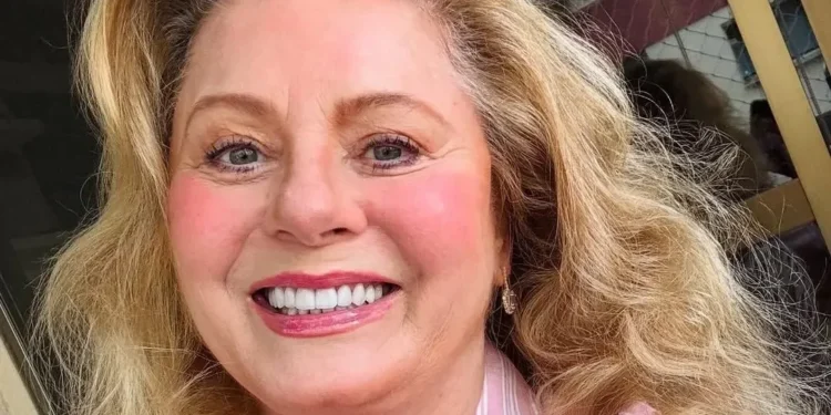 Vera Fischer volta aos palcos com “O Casal Mais Sexy da América”; confira