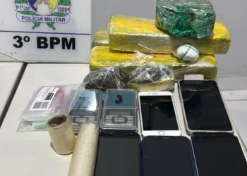 Foram localizadas porções de substâncias semelhantes à maconha, cocaína e crack - Foto: Divulgação 3º BPM