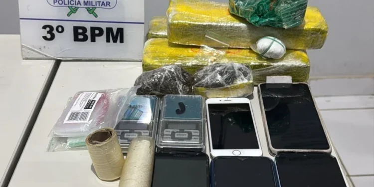 Foram localizadas porções de substâncias semelhantes à maconha, cocaína e crack - Foto: Divulgação 3º BPM