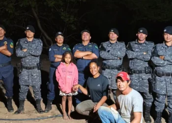 A criança, que apresentava apenas arranhões leves, foi entregue em segurança à sua família. - Foto: Ascom PMTO