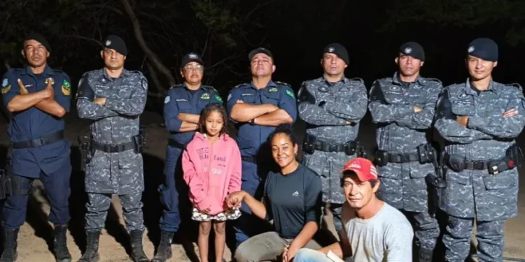 A criança, que apresentava apenas arranhões leves, foi entregue em segurança à sua família. - Foto: Ascom PMTO