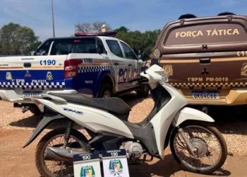 A proprietária da motocicleta foi localizada e orientada a comparecer à delegacia para a restituição do bem. - Foto: ascom 1º BPM