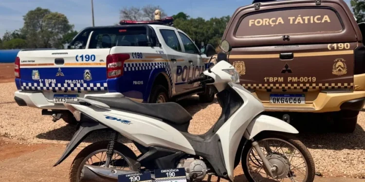 A proprietária da motocicleta foi localizada e orientada a comparecer à delegacia para a restituição do bem. - Foto: ascom 1º BPM