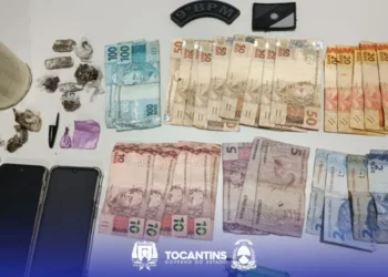 Durante a abordagem os policiais encontraram mais invólucros de maconha e uma quantia de R$ 823,00 em espécie, além de rolo de papel filme. - Foto: Ascom 9°BPM