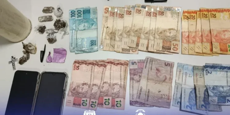 Durante a abordagem os policiais encontraram mais invólucros de maconha e uma quantia de R$ 823,00 em espécie, além de rolo de papel filme. - Foto: Ascom 9°BPM