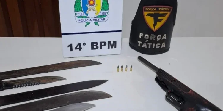 Arma de fogo caseira, municiada e pronta para uso, foi apreendida na residência. - Foto: ASCOM 14 BPM