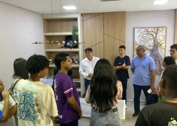 Estudantes foram recebidos pelo secretário executivo da Seduc, Eurípedes Fernandes - Foto: Seduc/Governo do Tocantins