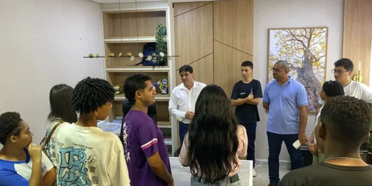 Estudantes foram recebidos pelo secretário executivo da Seduc, Eurípedes Fernandes - Foto: Seduc/Governo do Tocantins
