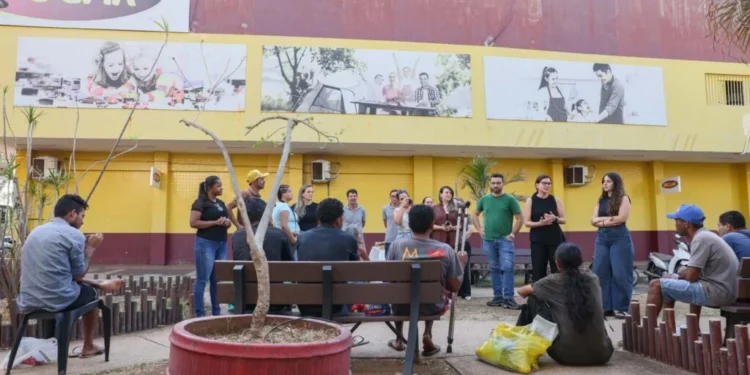 Prefeitura de Palmas e estudantes de Psicologia realizam roda de conversa com pessoas em situação de rua
