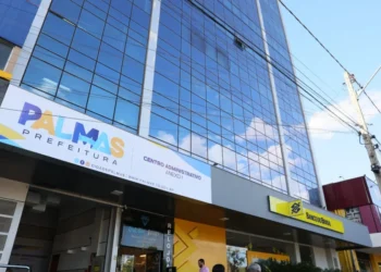 Um total de 154 progressões horizontais foram concedidas a servidores da rede municipal de ensino de Palmas neste mês de outubro. As portarias oficializando as concessões foram publicadas no Diário Oficial do Município (DOM) desta quarta-feira, 22. Ao longo do ano, já foram concedidas 1.770 progressões horizontais aos educadores.  Nesta edição, foram beneficiados 89 professores, 58 agentes administrativos educacionais, seis técnicos administrativos educacionais e um agente de transporte educacional. "Progredir na carreira é um direito do servidor e é muito importante esse reconhecimento por parte do prefeito Eduardo Siqueira Campos, enquanto gestor, para com os profissionais da Educação que trabalham com muito esmero e dedicação para que os nossos estudantes usufruam de uma educação de qualidade", destaca a secretária da Educação de Palmas, Anice Moura.  As progressões horizontais estão previstas no Plano de Cargos, Carreiras e Remuneração (PCCR) da Educação e correspondem a um direito do servidor efetivo, pago a cada dois anos, de acordo com a data de admissão. O benefício tem respaldo nos princípios da valorização do serviço público, previstos na Constituição Federal (art. 37), e garante segurança jurídica e reconhecimento profissional.  _ Texto: Vania Machado  Edição: Juliana Matos