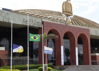Bandeira meio mastro e fachada Palácio Araguaia-Fotos Ademir dos Anjos