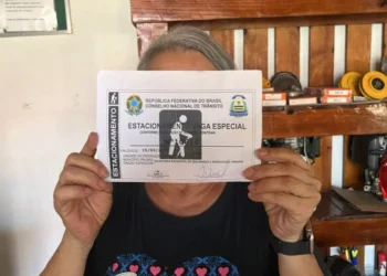 Documento deve ser colocado de forma visível no painel do veículo e só pode ser usado quando o beneficiário estiver presente – Foto Rafael Ricardo Souza