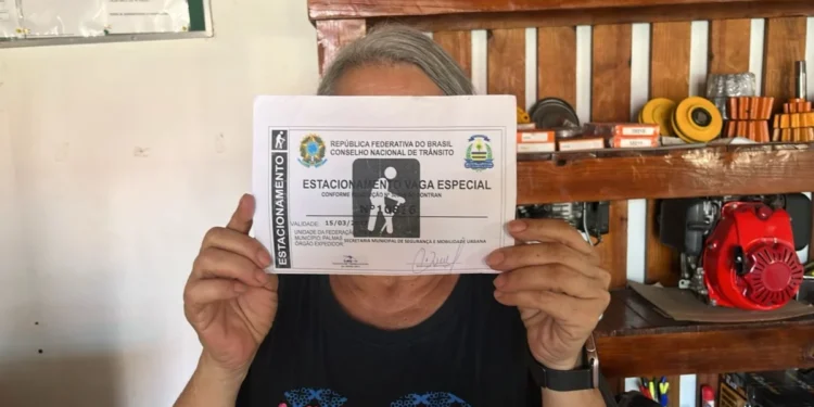 Documento deve ser colocado de forma visível no painel do veículo e só pode ser usado quando o beneficiário estiver presente – Foto Rafael Ricardo Souza