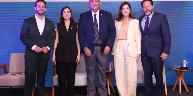 Vice-presidente do Senado, Eduardo Gomes participa de debate sobre desafios institucionais e tecnológicos no Brasil ao lado de Gilmar Mendes e Tabata Amaral