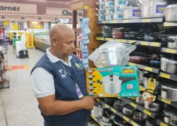 Equipe técnica da área de Qualidade fiscaliza panelas metálicas - Foto: Brenda Ramos / Governo do Tocantins