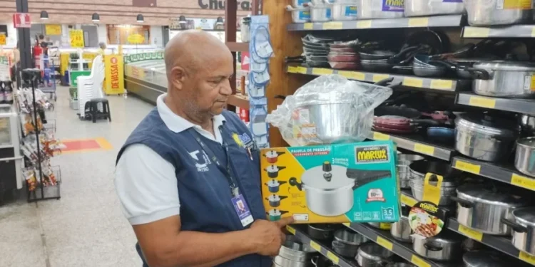 Equipe técnica da área de Qualidade fiscaliza panelas metálicas - Foto: Brenda Ramos / Governo do Tocantins