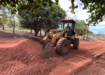 Equipes executam alargamento e limpeza das ruas na baixada do Aureny III _Foto_ Divulgação