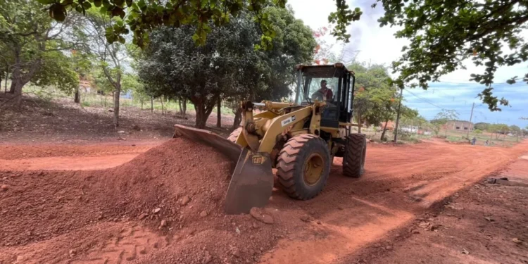 Equipes executam alargamento e limpeza das ruas na baixada do Aureny III _Foto_ Divulgação