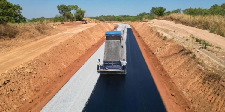 Governo do Tocantins avança para a etapa final da pavimentação do Trevo da Praia, em Gurupi, com conclusão prevista para novembro. (Crédito foto: Edes Pereira/Governo do Tocantins)