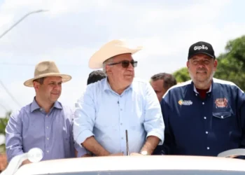 Governador do Tocantins, Laurez Moreira, participou neste sábado da 29ª Cavalgada de Ananás, que integra a programação do aniversário de 62 anos do município - Ademir dos Anjos/Governo do Tocantins