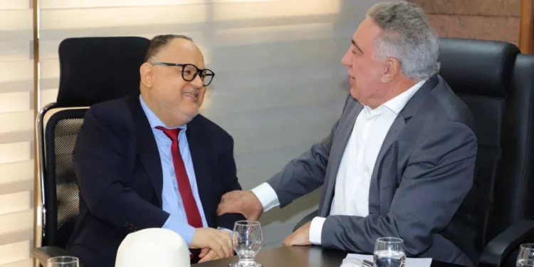 Governador Laurez Moreira debate projetos com ex-ministro da Educação José Henrique Paim