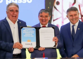 Governador Laurez Moreira oficializou a adesão do Tocantins ao programa Acredita no Primeiro Passo (Adilvan Nogueira/Governo do Tocantins)