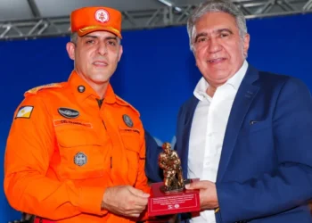 Governador Laurez Moreira recebeu homenagem do comandante-geral do Corpo de Bombeiros, coronel Thiago Franco Santana - Ademir dos Anjos/Governo do Tocantins