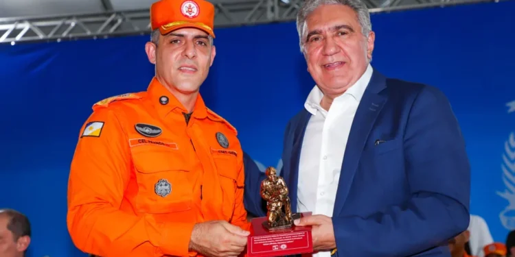 Governador
 Laurez Moreira recebeu homenagem do comandante-geral do Corpo de Bombeiros, coronel Thiago Franco Santana - Ademir dos Anjos/Governo do Tocantins