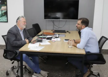 Secretário Divaldo Rezende e o colega Joaquim Quirino destacaram trabalho conjunto entre estado e município para avançar com a pauta ambiental. - Foto: Marcel de Paula/Governo do Tocantins