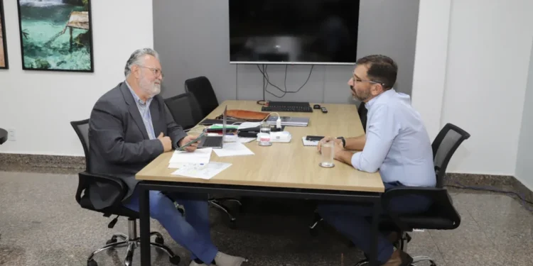 Secretário Divaldo Rezende e o colega Joaquim Quirino destacaram trabalho conjunto entre estado e município para avançar com a pauta ambiental. - Foto: Marcel de Paula/Governo do Tocantins