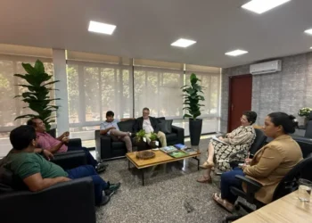 Secretário Divaldo Rezende recebeu lideranças indígenas em seu gabinete na tarde desta segunda-feira.Lúcia Moraes/Governo do Tocantins