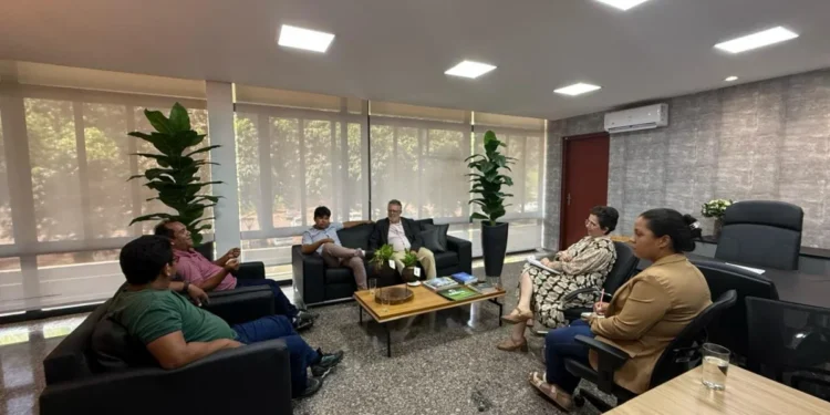 Secretário Divaldo Rezende recebeu lideranças indígenas em seu gabinete na tarde desta segunda-feira.Lúcia Moraes/Governo do Tocantins