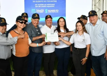 Adapec entrega certificado do selo Sisbi para empresário. Foto - Majuh Souza / Governo do Tocantins