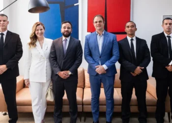 O Tocantins, representado pelo secretário interino da Serb, Dr. Elfas Elvas, a advogada e conselheira federal da OAB Nacional, Virgínia Afonso, o 3º sargento Samuel Marcos Marinho e dois alunos, ao lado do desembargador federal do TRF1, Eduardo Morais da Rocha, durante agenda institucional.