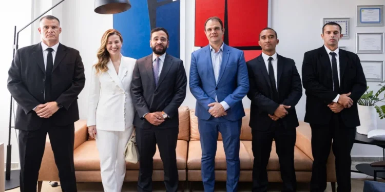 O Tocantins, representado pelo secretário interino da Serb, Dr. Elfas Elvas, a advogada e conselheira federal da OAB Nacional, Virgínia Afonso, o 3º sargento Samuel Marcos Marinho e dois alunos, ao lado do desembargador federal do TRF1, Eduardo Morais da Rocha, durante agenda institucional.