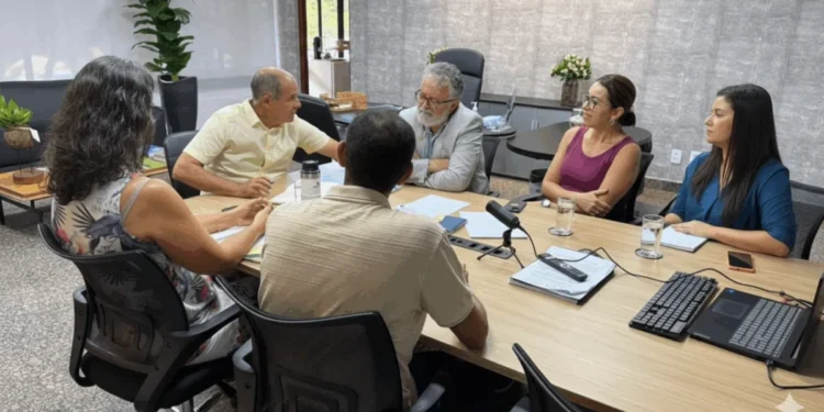 Prefeito de Couto Magalhães busca apoio da Semarh para sugerir ajuste em proposta de regionalização dos resíduos sólidos
