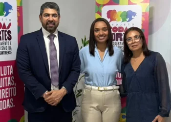 Agenda institucional reuniu a secretária de Estado da Mulher, Larissa Rosenda, e o secretário da Segurança Pública, Bruno Azevedo, com o objetivo de alinhar diretrizes e fortalecer a integração entre as duas pastas