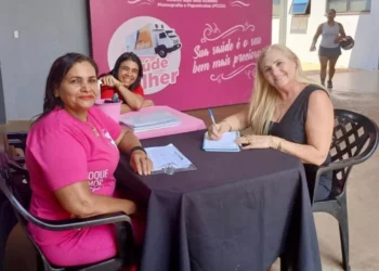 Engajada na iniciativa, a secretária municipal da Mulher de Cristalândia, Liamar Bido Gellen, participou da ação e acompanhou de perto os atendimentos -  Foto: Governo do Tocantins