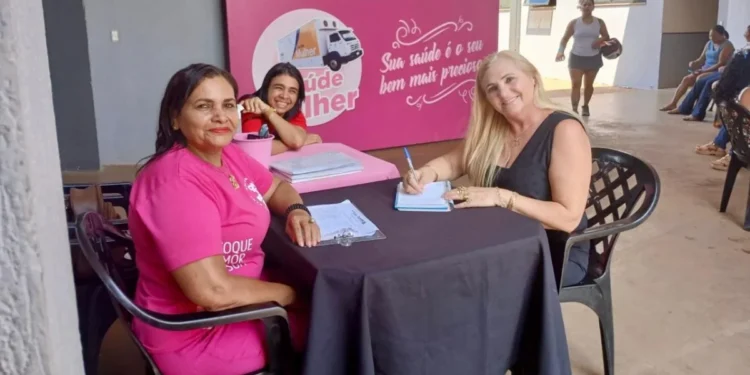 Governo do Tocantins e Sesc realizam ação do Outubro Rosa com participação de mulheres de Cristalândia em Palmas