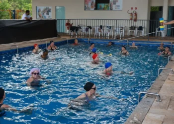 Hidroginástica é uma das atividades oferecidas gratuitamente aos frequentadores do parque – Foto Lia Mara