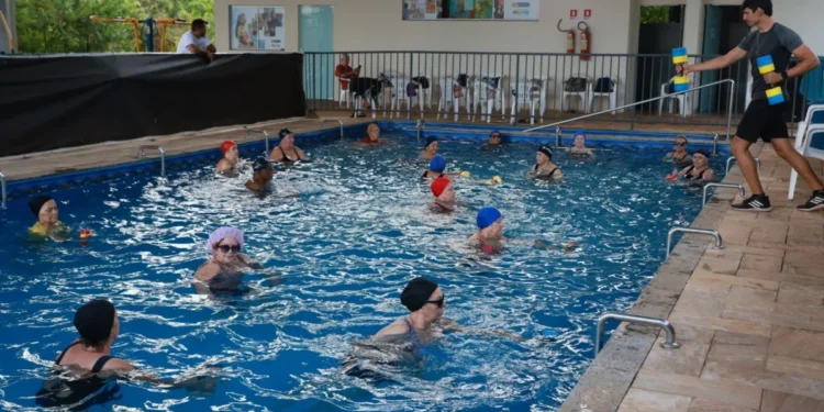 Hidroginástica é uma das atividades oferecidas gratuitamente aos frequentadores do parque – Foto Lia Mara