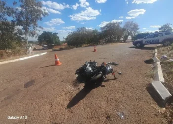 Motocicleta destruída após acidente.