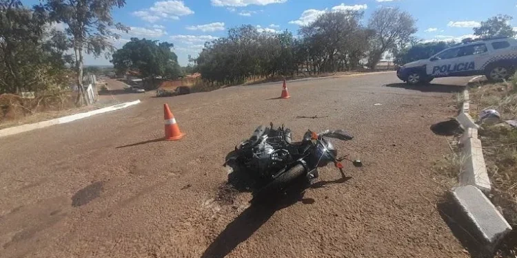 Motocicleta destruída após acidente.