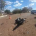 Motocicleta destruída após acidente.