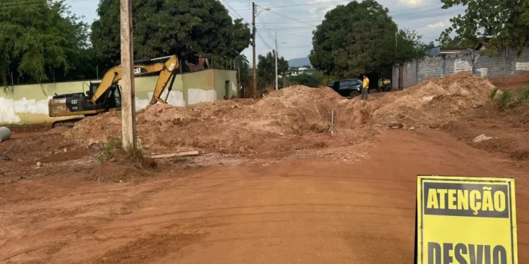 Prefeitura de Palmas orienta condutores a reduzirem velocidade e pedestres a respeitarem canteiros de obra no Jardim Aureny III