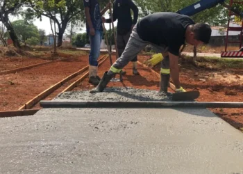 Pista de caminhada está sendo construída ao redor de toda a praça - Foto Divulgação