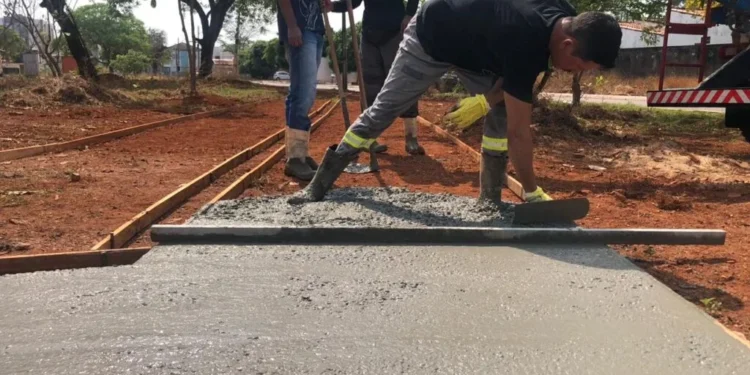 Pista de caminhada está sendo construída ao redor de toda a praça - Foto Divulgação