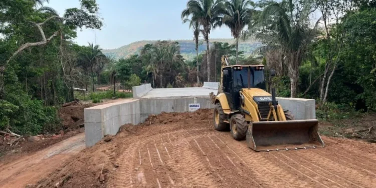 Ponte em concreto armado com vigas pré-moldadas substitui antiga estrutura de madeira Foto Divulgação