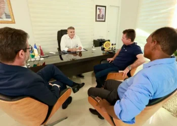 Prefeito Eduardo Siqueira reunido com secretário de Planejamento e Gestão, André Fagundes e representantes do Sisemp – Foto Flávio Cavalera