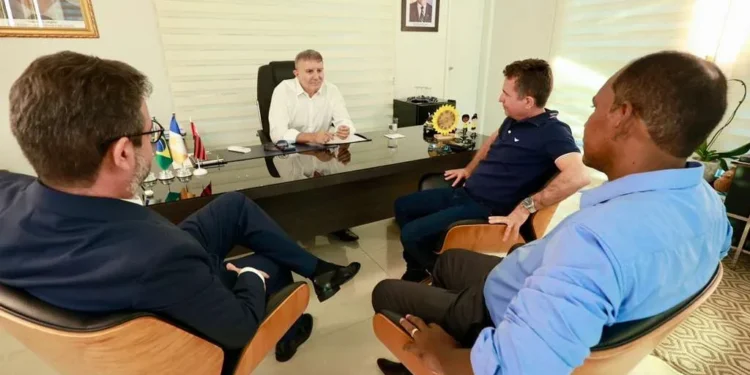 Prefeito Eduardo Siqueira Campos anuncia concessão de direitos aos servidores públicos no Dia do Servidor